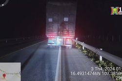 Nắng nóng khiến nhiều ô tô bị vỡ lốp trên cao tốc