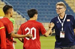 HLV Troussier khen 3 trò cưng, nói ĐT Việt Nam có thể dự World Cup... 'nếu có 20 Hoàng Đức và 20 Việt Anh'