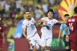 Văn Lâm cùng Bình Định cản bước tiến của Nam Định, V-League càng khó lường