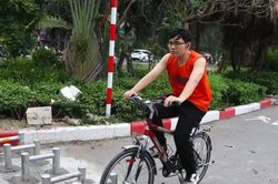 Hà Nội thay mới hàng loạt rào chắn trên đường dành riêng cho xe đạp
