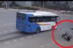 Clip: Nhanh vài tích tắc, xe khách tông bay 2 người đi xe máy