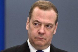 Ông Medvedev cảnh báo 'rắn' NATO
