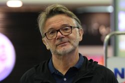 Trở lại Pháp, HLV Troussier nói về người hâm mộ Việt Nam