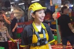 Hoa hậu Thùy Tiên bị bắt gặp bán hải sản giữa chợ