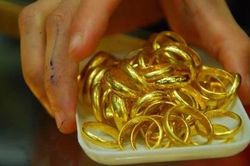 Giá vàng nhẫn 'leo' đỉnh, giá thực phẩm ổn định