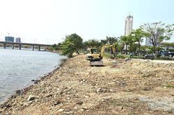 Nghi vấn đổ xà bần lấn sông Hàn, lãnh đạo Đà Nẵng kiểm tra nóng