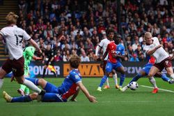 De Bruyne lập cú đúp, Man City thắng ngược; thầy trò Guardiola vượt Arsenal và bằng điểm với Liverpool