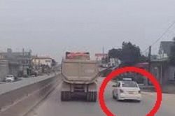 Clip: Mắc sai lầm khi chạy cạnh xe tải, tài xế xe taxi gặp cái kết 'đắt giá'