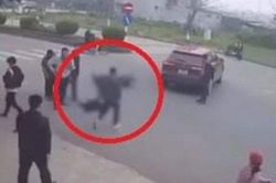 Clip: Xe máy phóng như bay tông ô tô sang đường bất ngờ, tài xế nằm gục