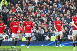 Ten Hag mắng cầu thủ MU 'ngu ngốc' khi đánh rơi chiến thắng trước Liverpool