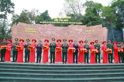 Khánh thành bức phù điêu Bác Hồ nói chuyện với Đại đoàn Quân Tiên Phong