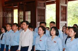 Đoàn cán bộ, viên chức Báo Lào Cai báo công dâng Bác