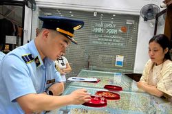 Phát hiện và thu giữ nhiều trang sức có dấu hiệu giả mạo nhãn hiệu nổi tiếng