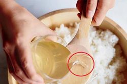 Nấu cơm đừng chỉ cho nước, thêm thứ này vào kiểu gì cũng thơm, dẻo