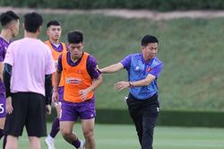 HLV Hoàng Anh Tuấn gỡ áp lực cho U23 Việt Nam