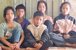 Thiếu nữ mồ côi gồng gánh giấc mơ đến trường của 4 em nhỏ
