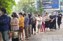 Choáng ngợp dòng người xếp hàng từ tinh mơ, chi tiền triệu để mua bánh trôi, bánh chay