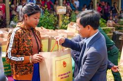 Tặng quà lực lượng vũ trang và nhân nước bạn Lào nhân Tết Bunpimay