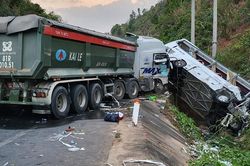 Xe tải va chạm xe khách, 23 người thương vong