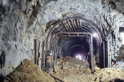 Hiện trường sạt lở hầm Bãi Gió khiến đường sắt Bắc-Nam chia cắt