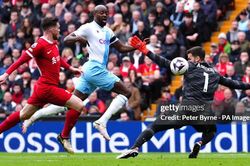 Người cũ MU níu chân Liverpool, Man City hưởng lợi trong cuộc đua vô địch