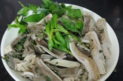 'Miệng nhai, tai nghe'
