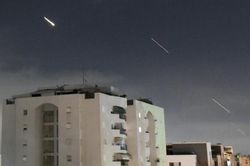 Iran phóng UAV và tên lửa tấn công trả đũa, còi báo động vang khắp Israel