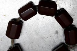 Hy hữu: Người phụ nữ nuốt trọn vòng đá vào bụng