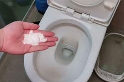 Rắc một nắm muối vào bồn cầu, không ngờ lại mạnh đến thế, mỗi năm tiết kiệm được hàng trăm đô la, cả nhà đều khen kỹ năng của tôi!