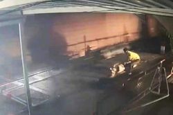 Khen thưởng nhân viên gác chắn đường tàu dũng cảm cứu người