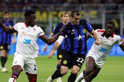 Inter đánh rơi chiến thắng Cagliari, chỉ còn cách ngôi vương đúng 3 điểm