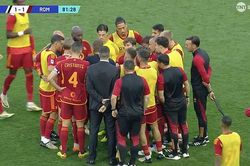 Ngôi sao Roma đổ gục trên sân, trận đấu ở Serie A bị hoãn giữa chừng
