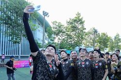 Chris Phan ăn mừng 'Siuu' kiểu Ronaldo, Ngô Kiến Huy khoe cúp trong ngày dàn 'nam thần' showbit Việt tung hoành trên sân bóng