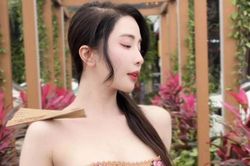 Chi Pu và Quỳnh Nga bắt trend ngậm quạt khoe bờ vai 'móc áo', quyến rũ hút hồn cư dân mạng