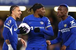 HLV Pochettino giận dữ, gọi cầu thủ Chelsea là 'đồ trẻ con' vì giành nhau đá phạt đền