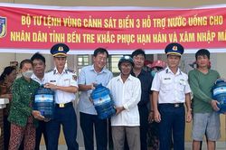 Bộ Tư lệnh Vùng Cảnh sát biển 3 hỗ trợ nước uống cho Nhân dân vùng hạn mặn