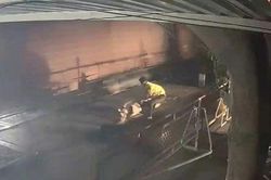 Thót tim khoảnh khắc cứu người đàn ông lao vào đoàn tàu đang chạy