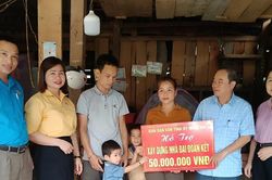 Ban Dân vận Tỉnh ủy trao tiền hỗ trợ xây dựng nhà đại đoàn kết tại Quỳ Hợp