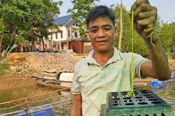 Bỏ cua vào hộp nhựa thả ở ngã ba sông, sau 3 tháng đã cho thu hoạch