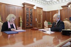 Tổng thống Nga Putin nhận tấm giấy quan trọng