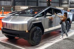 Nhiều đồn đoán về việc Tesla hoãn giao xe Cybertruck