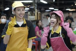 Hòa Minzy bật khóc nức nở khi làm cửu vạn ở chợ cá