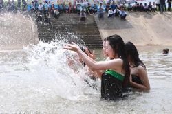 Lai Châu: Ngắm tục gội đầu của các cô gái người Thái trắng ở Phong Thổ