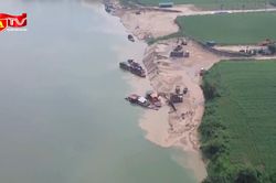 Phát hiện nhóm 'cát tặc' khai thác hơn 800m3 cát, sỏi trái phép trên sông Lam