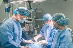 Hà Nội: Ngã vào tủ kính ở lớp, trẻ 11 tuổi bị đứt gân cổ tay và toàn bộ động mạch trụ