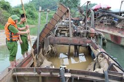 Tạm giữ 09 thuyền vỏ sắt khai thác cát, sỏi trái phép trên sông Lam