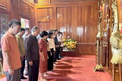 Đoàn đại biểu dự Hội chợ Công Thương vùng Tây Bắc dâng hương tưởng nhớ Đại tướng Võ Nguyên Giáp