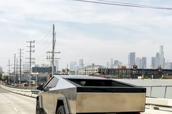 Tesla triệu hồi hơn 3.000 chiếc Cybertruck do lỗi kẹt bàn đạp ga