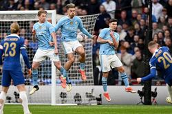Pha thoát 11m khó tin của Man City khiến HLV Pochettino và fan Chelsea phẫn nộ
