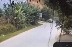Clip: Xe máy lao đầu vào ô tô ở khúc cua, 2 người gặp đại nạn
